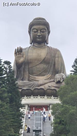 [P18] Statuia cantareste  250 de tone si a fost turnata in 202 sectiuni de bronz in China continentala, doar fata lui Buddha a fost turnata intr-o singura bucata. Piesele turnate au fost transportate timp de 3 ani la Lantau, unde a fost asamblata. Are inaltimea de 26 de metri si se afla pe un podium circular cu 3 etaje, fiind sustinuta de un cadru de otel. » foto by geani anto
 - 
<span class="allrVoted glyphicon glyphicon-heart hidden" id="av1520125"></span>
<a class="m-l-10 hidden" id="sv1520125" onclick="voting_Foto_DelVot(,1520125,8285)" role="button">șterge vot <span class="glyphicon glyphicon-remove"></span></a>
<a id="v91520125" class=" c-red"  onclick="voting_Foto_SetVot(1520125)" role="button"><span class="glyphicon glyphicon-heart-empty"></span> <b>LIKE</b> = Votează poza</a> <img class="hidden"  id="f1520125W9" src="/imagini/loader.gif" border="0" /><span class="AjErrMes hidden" id="e1520125ErM"></span>