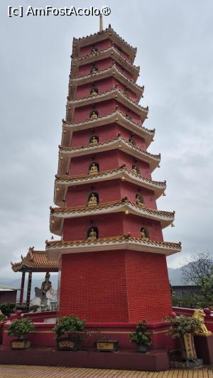 [P19] Pe terasa inferioara, cu Sala Zece Mii de Buddha, exista si o serie de alte zone, minunata pagoda cu 9 etaje si Galeria celor 18 Arhat, dedicata primilor 18 adevarati adepti ai lui Buddha. » foto by geani anto
 - 
<span class="allrVoted glyphicon glyphicon-heart hidden" id="av1520958"></span>
<a class="m-l-10 hidden" id="sv1520958" onclick="voting_Foto_DelVot(,1520958,8285)" role="button">șterge vot <span class="glyphicon glyphicon-remove"></span></a>
<a id="v91520958" class=" c-red"  onclick="voting_Foto_SetVot(1520958)" role="button"><span class="glyphicon glyphicon-heart-empty"></span> <b>LIKE</b> = Votează poza</a> <img class="hidden"  id="f1520958W9" src="/imagini/loader.gif" border="0" /><span class="AjErrMes hidden" id="e1520958ErM"></span>