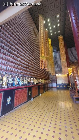 [P07] Peretii templului principal sunt captusiti cu 13000 de statui Buddha in miniatura, din ceramica acoperita cu aur, stivuite pe rafturi. Fiecare statuie are aproximativ 30 cm inaltime si adopta o pozitie si o expresie diferita, continand o inscriptie care poarta numele donatorului sau. » foto by geani anto
 - 
<span class="allrVoted glyphicon glyphicon-heart hidden" id="av1520946"></span>
<a class="m-l-10 hidden" id="sv1520946" onclick="voting_Foto_DelVot(,1520946,8285)" role="button">șterge vot <span class="glyphicon glyphicon-remove"></span></a>
<a id="v91520946" class=" c-red"  onclick="voting_Foto_SetVot(1520946)" role="button"><span class="glyphicon glyphicon-heart-empty"></span> <b>LIKE</b> = Votează poza</a> <img class="hidden"  id="f1520946W9" src="/imagini/loader.gif" border="0" /><span class="AjErrMes hidden" id="e1520946ErM"></span>