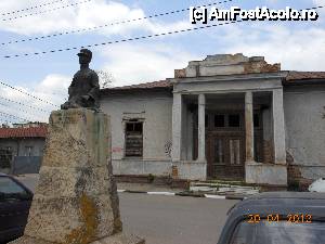 [P41] Giurgiu - Monumentul eroului Aristide N. Poulopoulos şi rămăşiţele casei părinteşti.  » foto by iulianic
 - 
<span class="allrVoted glyphicon glyphicon-heart hidden" id="av413659"></span>
<a class="m-l-10 hidden" id="sv413659" onclick="voting_Foto_DelVot(,413659,8317)" role="button">șterge vot <span class="glyphicon glyphicon-remove"></span></a>
<a id="v9413659" class=" c-red"  onclick="voting_Foto_SetVot(413659)" role="button"><span class="glyphicon glyphicon-heart-empty"></span> <b>LIKE</b> = Votează poza</a> <img class="hidden"  id="f413659W9" src="/imagini/loader.gif" border="0" /><span class="AjErrMes hidden" id="e413659ErM"></span>