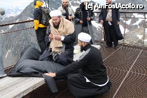 [P23] La departare de tara, rugaciune cu fata spre Mecca...  » foto by Alina53
 - 
<span class="allrVoted glyphicon glyphicon-heart hidden" id="av400071"></span>
<a class="m-l-10 hidden" id="sv400071" onclick="voting_Foto_DelVot(,400071,8323)" role="button">șterge vot <span class="glyphicon glyphicon-remove"></span></a>
<a id="v9400071" class=" c-red"  onclick="voting_Foto_SetVot(400071)" role="button"><span class="glyphicon glyphicon-heart-empty"></span> <b>LIKE</b> = Votează poza</a> <img class="hidden"  id="f400071W9" src="/imagini/loader.gif" border="0" /><span class="AjErrMes hidden" id="e400071ErM"></span>