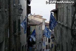 P10 [APR-2008] Drapele cu insemne medievale in Montepulciano