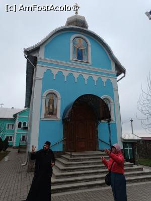 [P44] Mănăstirea Bănceni, Biserica „Acoperământul Maicii Domnului”, Fațada principală cu Pictura „Acoperământul Maicii Domnului”, călugărul Sofronie și subsemnata... » foto by mprofeanu
 - 
<span class="allrVoted glyphicon glyphicon-heart hidden" id="av1504230"></span>
<a class="m-l-10 hidden" id="sv1504230" onclick="voting_Foto_DelVot(,1504230,8421)" role="button">șterge vot <span class="glyphicon glyphicon-remove"></span></a>
<a id="v91504230" class=" c-red"  onclick="voting_Foto_SetVot(1504230)" role="button"><span class="glyphicon glyphicon-heart-empty"></span> <b>LIKE</b> = Votează poza</a> <img class="hidden"  id="f1504230W9" src="/imagini/loader.gif" border="0" /><span class="AjErrMes hidden" id="e1504230ErM"></span>