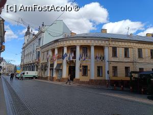 [P24] Cernăuți, Strada Kobylyans’koi, Casa „De la colț, cu stâlpi”, în plan îndepărtat Piața Centrală... » foto by mprofeanu
 - 
<span class="allrVoted glyphicon glyphicon-heart hidden" id="av1507616"></span>
<a class="m-l-10 hidden" id="sv1507616" onclick="voting_Foto_DelVot(,1507616,8421)" role="button">șterge vot <span class="glyphicon glyphicon-remove"></span></a>
<a id="v91507616" class=" c-red"  onclick="voting_Foto_SetVot(1507616)" role="button"><span class="glyphicon glyphicon-heart-empty"></span> <b>LIKE</b> = Votează poza</a> <img class="hidden"  id="f1507616W9" src="/imagini/loader.gif" border="0" /><span class="AjErrMes hidden" id="e1507616ErM"></span>