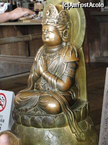 P22 [JUN-2010] Statuia lui Buddha mangaiata de toti turistii