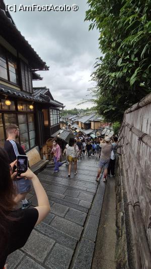 [P07] Un alt cartier, foarte bine conservat istoric, dar si foarte aglomerat, este Higashiyama, de-a lungul versantilor muntilor, cu stradute inguste, cladiri din lemn si magazine traditionale ale comerciantilor. Este un loc minunat pentru a experimenta vechiul Kyoto traditional, fiind si principala cale spre templul Kiyomizu-dera si altarul Yasaka. » foto by geani anto
 - 
<span class="allrVoted glyphicon glyphicon-heart hidden" id="av1463163"></span>
<a class="m-l-10 hidden" id="sv1463163" onclick="voting_Foto_DelVot(,1463163,8571)" role="button">șterge vot <span class="glyphicon glyphicon-remove"></span></a>
<a id="v91463163" class=" c-red"  onclick="voting_Foto_SetVot(1463163)" role="button"><span class="glyphicon glyphicon-heart-empty"></span> <b>LIKE</b> = Votează poza</a> <img class="hidden"  id="f1463163W9" src="/imagini/loader.gif" border="0" /><span class="AjErrMes hidden" id="e1463163ErM"></span>