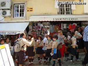 P10 [JUL-2013] Centrul vechi si domnul prof. Cocorico, aratand copiilor o lume minunata in Sintra veche