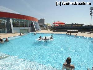 [P05] O dată la jumătate de oră în mijlocul piscinei începea un jet imens ce făcea deliciul tuturor. În depărtare se văd şi toboganele.  » foto by cloverina
 - 
<span class="allrVoted glyphicon glyphicon-heart hidden" id="av531937"></span>
<a class="m-l-10 hidden" id="sv531937" onclick="voting_Foto_DelVot(,531937,8893)" role="button">șterge vot <span class="glyphicon glyphicon-remove"></span></a>
<a id="v9531937" class=" c-red"  onclick="voting_Foto_SetVot(531937)" role="button"><span class="glyphicon glyphicon-heart-empty"></span> <b>LIKE</b> = Votează poza</a> <img class="hidden"  id="f531937W9" src="/imagini/loader.gif" border="0" /><span class="AjErrMes hidden" id="e531937ErM"></span>