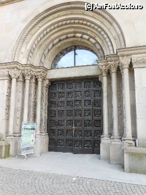 [P23] Zürich - Catedrala Grossmünster, intrarea.  » foto by iulianic
 - 
<span class="allrVoted glyphicon glyphicon-heart hidden" id="av417851"></span>
<a class="m-l-10 hidden" id="sv417851" onclick="voting_Foto_DelVot(,417851,8927)" role="button">șterge vot <span class="glyphicon glyphicon-remove"></span></a>
<a id="v9417851" class=" c-red"  onclick="voting_Foto_SetVot(417851)" role="button"><span class="glyphicon glyphicon-heart-empty"></span> <b>LIKE</b> = Votează poza</a> <img class="hidden"  id="f417851W9" src="/imagini/loader.gif" border="0" /><span class="AjErrMes hidden" id="e417851ErM"></span>