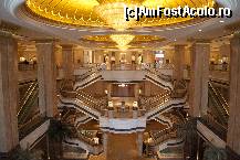 [P11] Emirates Palace este o constructie absolut superba.Incorporeaza un hotel, cafenele, magazine de lux, sali de conferinta. Este permisa vizitarea lui cu conditia ca barbatii sa poarte pantaloni, nu se accepta nicio exceptie. » foto by ruginel
 - 
<span class="allrVoted glyphicon glyphicon-heart hidden" id="av202720"></span>
<a class="m-l-10 hidden" id="sv202720" onclick="voting_Foto_DelVot(,202720,8933)" role="button">șterge vot <span class="glyphicon glyphicon-remove"></span></a>
<a id="v9202720" class=" c-red"  onclick="voting_Foto_SetVot(202720)" role="button"><span class="glyphicon glyphicon-heart-empty"></span> <b>LIKE</b> = Votează poza</a> <img class="hidden"  id="f202720W9" src="/imagini/loader.gif" border="0" /><span class="AjErrMes hidden" id="e202720ErM"></span>