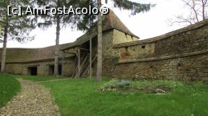 P04 [APR-2016] Interiorul fortificațiilor de la Criț; sub acestea se poate vizita un mic muzeu al satului