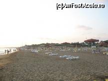 P02 [SEP-2012] Plaja cu nisip, intrare lină în apă, fără pietre. Aşa pustie era seara, în timpul zilei era mare aglomeraţie. 