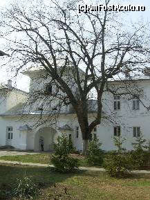 P04 [MAR-2012] Manastirea Caldarusani,intrarea in curtea interioara.