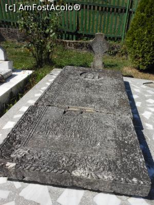 [P37] Mănăstirea Dintr-un lemn - Veche piatră funerară în fața bisericuței de lemn. » foto by iulianic
 - 
<span class="allrVoted glyphicon glyphicon-heart hidden" id="av1258303"></span>
<a class="m-l-10 hidden" id="sv1258303" onclick="voting_Foto_DelVot(,1258303,9645)" role="button">șterge vot <span class="glyphicon glyphicon-remove"></span></a>
<a id="v91258303" class=" c-red"  onclick="voting_Foto_SetVot(1258303)" role="button"><span class="glyphicon glyphicon-heart-empty"></span> <b>LIKE</b> = Votează poza</a> <img class="hidden"  id="f1258303W9" src="/imagini/loader.gif" border="0" /><span class="AjErrMes hidden" id="e1258303ErM"></span>