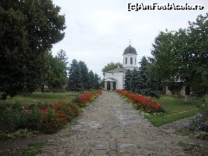 [P04] Avansăm pe alee spre biserica mare a mănăstirii, având hramul principal ”Înălțarea Domnului Iisus Hristos” și ca hram secundar ”Sfântul Nifon”.  » foto by Floryn81
 - 
<span class="allrVoted glyphicon glyphicon-heart hidden" id="av678453"></span>
<a class="m-l-10 hidden" id="sv678453" onclick="voting_Foto_DelVot(,678453,9671)" role="button">șterge vot <span class="glyphicon glyphicon-remove"></span></a>
<a id="v9678453" class=" c-red"  onclick="voting_Foto_SetVot(678453)" role="button"><span class="glyphicon glyphicon-heart-empty"></span> <b>LIKE</b> = Votează poza</a> <img class="hidden"  id="f678453W9" src="/imagini/loader.gif" border="0" /><span class="AjErrMes hidden" id="e678453ErM"></span>