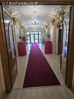 [P15] Holul de la intrarea in hotel  » foto by Mirinda
 - 
<span class="allrVoted glyphicon glyphicon-heart hidden" id="av1535668"></span>
<a class="m-l-10 hidden" id="sv1535668" onclick="voting_Foto_DelVot(,1535668,9738)" role="button">șterge vot <span class="glyphicon glyphicon-remove"></span></a>
<a id="v91535668" class=" c-red"  onclick="voting_Foto_SetVot(1535668)" role="button"><span class="glyphicon glyphicon-heart-empty"></span> <b>LIKE</b> = Votează poza</a> <img class="hidden"  id="f1535668W9" src="/imagini/loader.gif" border="0" /><span class="AjErrMes hidden" id="e1535668ErM"></span>