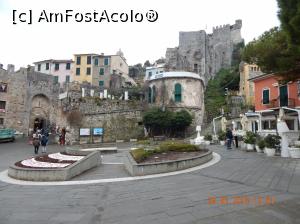 P02 [MAR-2018] Portovenere - punctul info în față, în dreapta se văd ruinele castelului Doria și în stânga intrarea în orașul vechi. 