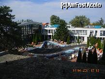 [P19] Hunguest Hotel Beke Hajduszoboszlo - o parte din domeniul hotelului. În fundal partea de wellnes, în stânga piscinele acoperite şi în prim-plan piscina exterioară cu apă termală. » foto by creivean
 - 
<span class="allrVoted glyphicon glyphicon-heart hidden" id="av247095"></span>
<a class="m-l-10 hidden" id="sv247095" onclick="voting_Foto_DelVot(,247095,9971)" role="button">șterge vot <span class="glyphicon glyphicon-remove"></span></a>
<a id="v9247095" class=" c-red"  onclick="voting_Foto_SetVot(247095)" role="button"><span class="glyphicon glyphicon-heart-empty"></span> <b>LIKE</b> = Votează poza</a> <img class="hidden"  id="f247095W9" src="/imagini/loader.gif" border="0" /><span class="AjErrMes hidden" id="e247095ErM"></span>