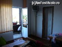 [P25] Camera noastră (scuzați, vă rugăm, dezordinea). Se observă ușa de la intrarea în grupul sanitar și ieșirea în balcon. Pensiunea are și instalație pentru încălzirea centrală, ceea ce înseamnă că, probabil, poate oferi cazare și în perioada rece a anului. » foto by Floryn81
 - 
<span class="allrVoted glyphicon glyphicon-heart hidden" id="av312536"></span>
<a class="m-l-10 hidden" id="sv312536" onclick="voting_Foto_DelVot(,312536,10049)" role="button">șterge vot <span class="glyphicon glyphicon-remove"></span></a>
<a id="v9312536" class=" c-red"  onclick="voting_Foto_SetVot(312536)" role="button"><span class="glyphicon glyphicon-heart-empty"></span> <b>LIKE</b> = Votează poza</a> <img class="hidden"  id="f312536W9" src="/imagini/loader.gif" border="0" /><span class="AjErrMes hidden" id="e312536ErM"></span>