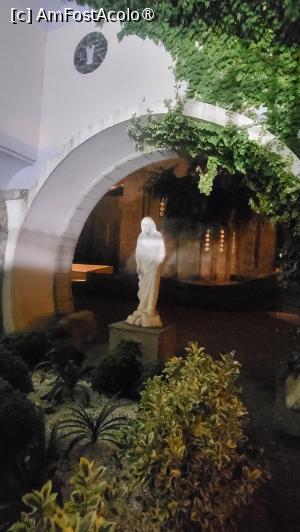 [P27] In fata acestei cladiri impresionante se afla si o statuie reprezentand-o pe Maica Tereza. Cladirea a fost proiectata de catre aceeasi artista care a facut si Statuia lui Alexandru Macedon, dar si Arcul de Triumf. » foto by geani anto
 - 
<span class="allrVoted glyphicon glyphicon-heart hidden" id="av1528284"></span>
<a class="m-l-10 hidden" id="sv1528284" onclick="voting_Foto_DelVot(,1528284,10053)" role="button">șterge vot <span class="glyphicon glyphicon-remove"></span></a>
<a id="v91528284" class=" c-red"  onclick="voting_Foto_SetVot(1528284)" role="button"><span class="glyphicon glyphicon-heart-empty"></span> <b>LIKE</b> = Votează poza</a> <img class="hidden"  id="f1528284W9" src="/imagini/loader.gif" border="0" /><span class="AjErrMes hidden" id="e1528284ErM"></span>