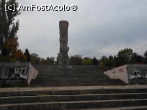 [P09] Plevna - Monumentul 'Mama Bulgaria' și calea de acces spre Parcul Skobelev.  » foto by iulianic
 - 
<span class="allrVoted glyphicon glyphicon-heart hidden" id="av1032162"></span>
<a class="m-l-10 hidden" id="sv1032162" onclick="voting_Foto_DelVot(,1032162,10059)" role="button">șterge vot <span class="glyphicon glyphicon-remove"></span></a>
<a id="v91032162" class=" c-red"  onclick="voting_Foto_SetVot(1032162)" role="button"><span class="glyphicon glyphicon-heart-empty"></span> <b>LIKE</b> = Votează poza</a> <img class="hidden"  id="f1032162W9" src="/imagini/loader.gif" border="0" /><span class="AjErrMes hidden" id="e1032162ErM"></span>