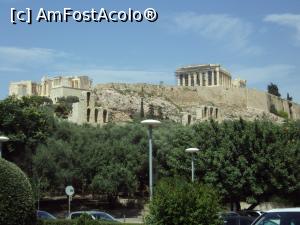 P01 [JUN-2018] Acropola ateniană văzută din stația autobuzului turistic: se observă Parthenonul, Templul Atenei Nike și Poarta Beule