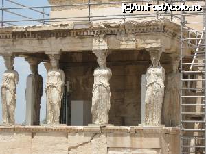 P14 [MAY-2015] 14. Frumoasele și elegantele ”fecioare din Carya” ce susțin porticul Templului Erechteion.