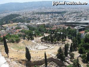 P07 [MAY-2015] 7. Parte a orașului Atena văzut de pe Acropole. În centrul imaginii se vede Teatrul lui Dionysos, iar în depărtare, pe partea stângă, Templul lui Zeus. 