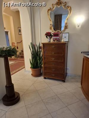 [P08] în hotel lângă recepție » foto by zlatna
 - 
<span class="allrVoted glyphicon glyphicon-heart hidden" id="av1507404"></span>
<a class="m-l-10 hidden" id="sv1507404" onclick="voting_Foto_DelVot(,1507404,10246)" role="button">șterge vot <span class="glyphicon glyphicon-remove"></span></a>
<a id="v91507404" class=" c-red"  onclick="voting_Foto_SetVot(1507404)" role="button"><span class="glyphicon glyphicon-heart-empty"></span> <b>LIKE</b> = Votează poza</a> <img class="hidden"  id="f1507404W9" src="/imagini/loader.gif" border="0" /><span class="AjErrMes hidden" id="e1507404ErM"></span>