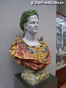 [P162] Nu eram obisnuit sa vad busturi colorate. Acesta il reprezinta pe Domitian. Multe dintre vechile statui grecesti sau romane erau in culori vii, care s-au pierdut de-a lungul timpului. Un astfel de bust de ceramica, ne face sa ne imaginam cum aratau. Victoria and Albert Museum » foto by TraianS
 - 
<span class="allrVoted glyphicon glyphicon-heart hidden" id="av223292"></span>
<a class="m-l-10 hidden" id="sv223292" onclick="voting_Foto_DelVot(,223292,10282)" role="button">șterge vot <span class="glyphicon glyphicon-remove"></span></a>
<a id="v9223292" class=" c-red"  onclick="voting_Foto_SetVot(223292)" role="button"><span class="glyphicon glyphicon-heart-empty"></span> <b>LIKE</b> = Votează poza</a> <img class="hidden"  id="f223292W9" src="/imagini/loader.gif" border="0" /><span class="AjErrMes hidden" id="e223292ErM"></span>