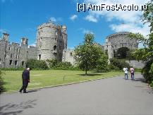 [P183] Trebuie urcat putin, pana se ajunge la intrarea in castel. In departare se vede Round Tower cu stindardul reginei fluturand, ceea ce ne anunta ca e acasa. Sper sa fi pregatit colaci si sare .. » foto by TraianS
 - 
<span class="allrVoted glyphicon glyphicon-heart hidden" id="av239116"></span>
<a class="m-l-10 hidden" id="sv239116" onclick="voting_Foto_DelVot(,239116,10282)" role="button">șterge vot <span class="glyphicon glyphicon-remove"></span></a>
<a id="v9239116" class=" c-red"  onclick="voting_Foto_SetVot(239116)" role="button"><span class="glyphicon glyphicon-heart-empty"></span> <b>LIKE</b> = Votează poza</a> <img class="hidden"  id="f239116W9" src="/imagini/loader.gif" border="0" /><span class="AjErrMes hidden" id="e239116ErM"></span>