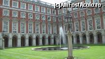 [P24] Fountain Court, dizainul baroc al lui Christopher Wren. » foto by TraianS
 - 
<span class="allrVoted glyphicon glyphicon-heart hidden" id="av263855"></span>
<a class="m-l-10 hidden" id="sv263855" onclick="voting_Foto_DelVot(,263855,10282)" role="button">șterge vot <span class="glyphicon glyphicon-remove"></span></a>
<a id="v9263855" class=" c-red"  onclick="voting_Foto_SetVot(263855)" role="button"><span class="glyphicon glyphicon-heart-empty"></span> <b>LIKE</b> = Votează poza</a> <img class="hidden"  id="f263855W9" src="/imagini/loader.gif" border="0" /><span class="AjErrMes hidden" id="e263855ErM"></span>