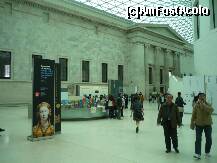 [P08] Londra - The British Museum. Curtea interioară sub cupolă. Biroul de informaţii; intrarea în muzeu este în planul îndepărtat. » foto by Dragoș_MD
 - 
<span class="allrVoted glyphicon glyphicon-heart hidden" id="av225251"></span>
<a class="m-l-10 hidden" id="sv225251" onclick="voting_Foto_DelVot(,225251,10282)" role="button">șterge vot <span class="glyphicon glyphicon-remove"></span></a>
<a id="v9225251" class=" c-red"  onclick="voting_Foto_SetVot(225251)" role="button"><span class="glyphicon glyphicon-heart-empty"></span> <b>LIKE</b> = Votează poza</a> <img class="hidden"  id="f225251W9" src="/imagini/loader.gif" border="0" /><span class="AjErrMes hidden" id="e225251ErM"></span>