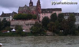 [P08] Catedrala orașului (Munster), văzută de pe malul drept al fluviului Rin dîn orașul Basel, Elveția.  » foto by traian.leuca †
 - 
<span class="allrVoted glyphicon glyphicon-heart hidden" id="av585408"></span>
<a class="m-l-10 hidden" id="sv585408" onclick="voting_Foto_DelVot(,585408,10293)" role="button">șterge vot <span class="glyphicon glyphicon-remove"></span></a>
<a id="v9585408" class=" c-red"  onclick="voting_Foto_SetVot(585408)" role="button"><span class="glyphicon glyphicon-heart-empty"></span> <b>LIKE</b> = Votează poza</a> <img class="hidden"  id="f585408W9" src="/imagini/loader.gif" border="0" /><span class="AjErrMes hidden" id="e585408ErM"></span>