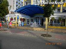 [P04] Hotel Rudolf Hajduszoboszlo - intrarea în hotel. În stânga, micuţa parcare. » foto by creivean
 - 
<span class="allrVoted glyphicon glyphicon-heart hidden" id="av260536"></span>
<a class="m-l-10 hidden" id="sv260536" onclick="voting_Foto_DelVot(,260536,10297)" role="button">șterge vot <span class="glyphicon glyphicon-remove"></span></a>
<a id="v9260536" class=" c-red"  onclick="voting_Foto_SetVot(260536)" role="button"><span class="glyphicon glyphicon-heart-empty"></span> <b>LIKE</b> = Votează poza</a> <img class="hidden"  id="f260536W9" src="/imagini/loader.gif" border="0" /><span class="AjErrMes hidden" id="e260536ErM"></span>