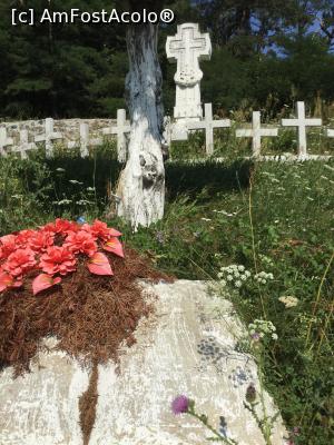 [P13] Cimitirul Eroilor - Boita - Cartea din piatra pe care se ohihneste o coroana ce a fost pusa mai demult acolo » foto by mishu
 - 
<span class="allrVoted glyphicon glyphicon-heart hidden" id="av931023"></span>
<a class="m-l-10 hidden" id="sv931023" onclick="voting_Foto_DelVot(,931023,10358)" role="button">șterge vot <span class="glyphicon glyphicon-remove"></span></a>
<a id="v9931023" class=" c-red"  onclick="voting_Foto_SetVot(931023)" role="button"><span class="glyphicon glyphicon-heart-empty"></span> <b>LIKE</b> = Votează poza</a> <img class="hidden"  id="f931023W9" src="/imagini/loader.gif" border="0" /><span class="AjErrMes hidden" id="e931023ErM"></span>