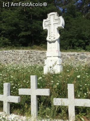 [P14] Cimitirul Eroilor - Boita - Si crucea din piatra ridicata in onoarea eroilor din Primul Razboi Mondial » foto by mishu
 - 
<span class="allrVoted glyphicon glyphicon-heart hidden" id="av931024"></span>
<a class="m-l-10 hidden" id="sv931024" onclick="voting_Foto_DelVot(,931024,10358)" role="button">șterge vot <span class="glyphicon glyphicon-remove"></span></a>
<a id="v9931024" class=" c-red"  onclick="voting_Foto_SetVot(931024)" role="button"><span class="glyphicon glyphicon-heart-empty"></span> <b>LIKE</b> = Votează poza</a> <img class="hidden"  id="f931024W9" src="/imagini/loader.gif" border="0" /><span class="AjErrMes hidden" id="e931024ErM"></span>