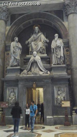 [P41] 41. Monumentul Papei Pius al VIII-lea, și intrarea la ”Tezaur”.  » foto by msnd
 - 
<span class="allrVoted glyphicon glyphicon-heart hidden" id="av866528"></span>
<a class="m-l-10 hidden" id="sv866528" onclick="voting_Foto_DelVot(,866528,10398)" role="button">șterge vot <span class="glyphicon glyphicon-remove"></span></a>
<a id="v9866528" class=" c-red"  onclick="voting_Foto_SetVot(866528)" role="button"><span class="glyphicon glyphicon-heart-empty"></span> <b>LIKE</b> = Votează poza</a> <img class="hidden"  id="f866528W9" src="/imagini/loader.gif" border="0" /><span class="AjErrMes hidden" id="e866528ErM"></span>