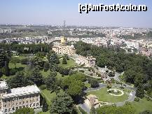 [P30] Vedere spre vest din domul Basilicii San Pietro. În centru, clădirea şi antena Radio Vaticana, în faţa căreia se întind Grădinile noi, iar în spate, Grădinile vechi. În dreapta jos, între cei doi palmieri, statuia Sf. Petru şi alături Casa Grădinarului » foto by Costi
 - 
<span class="allrVoted glyphicon glyphicon-heart hidden" id="av48800"></span>
<a class="m-l-10 hidden" id="sv48800" onclick="voting_Foto_DelVot(,48800,10398)" role="button">șterge vot <span class="glyphicon glyphicon-remove"></span></a>
<a id="v948800" class=" c-red"  onclick="voting_Foto_SetVot(48800)" role="button"><span class="glyphicon glyphicon-heart-empty"></span> <b>LIKE</b> = Votează poza</a> <img class="hidden"  id="f48800W9" src="/imagini/loader.gif" border="0" /><span class="AjErrMes hidden" id="e48800ErM"></span>