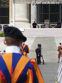 [P02] Sus, Papa, în scaunul papal aşezat în faţa porţilor bazilicii Sfântul Petru. Jos, ostaşii din garda elveţiană, în costumele lor albastru-portocalii. » foto by Zina
 - 
<span class="allrVoted glyphicon glyphicon-heart hidden" id="av214359"></span>
<a class="m-l-10 hidden" id="sv214359" onclick="voting_Foto_DelVot(,214359,10398)" role="button">șterge vot <span class="glyphicon glyphicon-remove"></span></a>
<a id="v9214359" class=" c-red"  onclick="voting_Foto_SetVot(214359)" role="button"><span class="glyphicon glyphicon-heart-empty"></span> <b>LIKE</b> = Votează poza</a> <img class="hidden"  id="f214359W9" src="/imagini/loader.gif" border="0" /><span class="AjErrMes hidden" id="e214359ErM"></span>