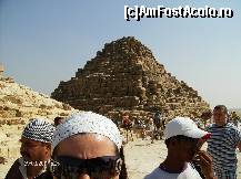 P15 [SEP-2011] Piramida din spate este cea in care se intra, cea mica