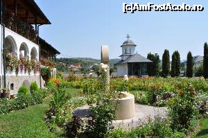 P10 [JUN-2015] În curtea Mănăstirii Ostrov. 