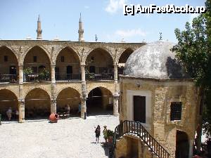 [P07] În zare se văd turnurile moscheei Selimiye, construită în cel mai neaoş stil gotic otoman - fosta catedrală romano-catolică Sf. Sofia, cea mai veche construcţie gotică din Cipru, construită de cruciaţi în anul 1209.  » foto by Silviu Lache
 - 
<span class="allrVoted glyphicon glyphicon-heart hidden" id="av425931"></span>
<a class="m-l-10 hidden" id="sv425931" onclick="voting_Foto_DelVot(,425931,10592)" role="button">șterge vot <span class="glyphicon glyphicon-remove"></span></a>
<a id="v9425931" class=" c-red"  onclick="voting_Foto_SetVot(425931)" role="button"><span class="glyphicon glyphicon-heart-empty"></span> <b>LIKE</b> = Votează poza</a> <img class="hidden"  id="f425931W9" src="/imagini/loader.gif" border="0" /><span class="AjErrMes hidden" id="e425931ErM"></span>