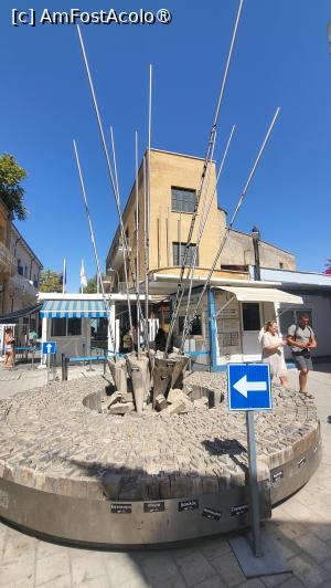 [P49] In fata punctului de trecere a frontierei, exista un monument circular format din bare metalice verticale ce seamana cu niste tepuse. „Linia verde' este o zona-tampon care imparte orasul si insula, intre Lefkosa (partea cipriota turca, la nord) si Lefkosia (partea cipriota greaca, la sud).  » foto by geani anto
 - 
<span class="allrVoted glyphicon glyphicon-heart hidden" id="av1537342"></span>
<a class="m-l-10 hidden" id="sv1537342" onclick="voting_Foto_DelVot(,1537342,10592)" role="button">șterge vot <span class="glyphicon glyphicon-remove"></span></a>
<a id="v91537342" class=" c-red"  onclick="voting_Foto_SetVot(1537342)" role="button"><span class="glyphicon glyphicon-heart-empty"></span> <b>LIKE</b> = Votează poza</a> <img class="hidden"  id="f1537342W9" src="/imagini/loader.gif" border="0" /><span class="AjErrMes hidden" id="e1537342ErM"></span>