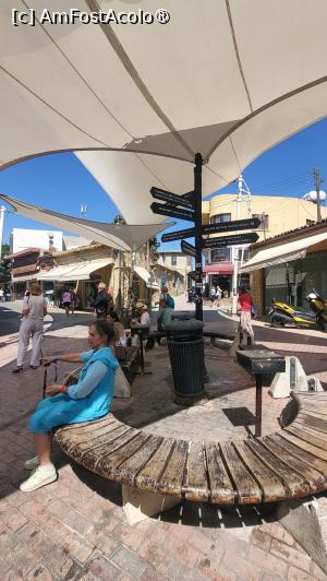 [P50] Strada Ledra este principala artera comerciala din Nicosia. Incepe in Piata Eleftherias si merge de la sud la nord, o portiune din ea trecand prin zona Nicosiei ocupata de turci. Este intesata de cafenele, buticuri, restaurante, asezate de-o parte si de alta a bulevardului pietonal din inima orasului vechi. De-a lungul arterei sunt copertine frumos colorate asezate astfel ca trecatorii sa fie feriti de razele soarelui. » foto by geani anto
 - 
<span class="allrVoted glyphicon glyphicon-heart hidden" id="av1537343"></span>
<a class="m-l-10 hidden" id="sv1537343" onclick="voting_Foto_DelVot(,1537343,10592)" role="button">șterge vot <span class="glyphicon glyphicon-remove"></span></a>
<a id="v91537343" class=" c-red"  onclick="voting_Foto_SetVot(1537343)" role="button"><span class="glyphicon glyphicon-heart-empty"></span> <b>LIKE</b> = Votează poza</a> <img class="hidden"  id="f1537343W9" src="/imagini/loader.gif" border="0" /><span class="AjErrMes hidden" id="e1537343ErM"></span>