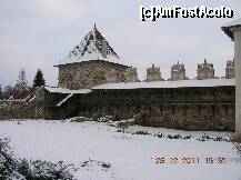 P04 [DEC-2011] Castelul din Lăzarea (Depresiunea Giurgeului) - Din curtea interioară privim către Turnul de sud-est.