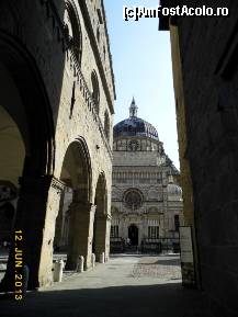 P27 [JUN-2013] În faţă Capela Colleoni, adiacentă Basilicii Santa Maria Maggiore, în stânga arcele aferente Palazzo della Ragione