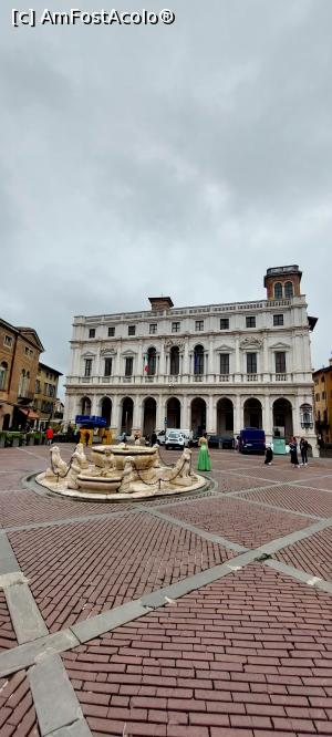 [P26] Piazza Vecchia: Fontana Contarini și Palazzo Nuovo » foto by Carmen Ion
 - 
<span class="allrVoted glyphicon glyphicon-heart hidden" id="av1373293"></span>
<a class="m-l-10 hidden" id="sv1373293" onclick="voting_Foto_DelVot(,1373293,10639)" role="button">șterge vot <span class="glyphicon glyphicon-remove"></span></a>
<a id="v91373293" class=" c-red"  onclick="voting_Foto_SetVot(1373293)" role="button"><span class="glyphicon glyphicon-heart-empty"></span> <b>LIKE</b> = Votează poza</a> <img class="hidden"  id="f1373293W9" src="/imagini/loader.gif" border="0" /><span class="AjErrMes hidden" id="e1373293ErM"></span>