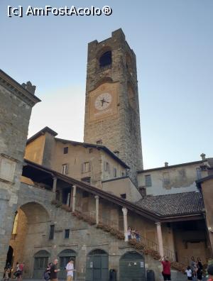 [P35] <strong>Torre Civica</strong> (turnul civic) numit si „Campanone”, are 52 de metri inaltime si face legatura intre Palazzo della Ragione si Palazzo del Podesta. Este deschis publicului, oferind o panorama de 360° asupra Bergamo Alta si pentru a ajunge in varf se urca cele 230 de trepte sau se foloseste liftul. » foto by geani anto
 - 
<span class="allrVoted glyphicon glyphicon-heart hidden" id="av1268963"></span>
<a class="m-l-10 hidden" id="sv1268963" onclick="voting_Foto_DelVot(,1268963,10639)" role="button">șterge vot <span class="glyphicon glyphicon-remove"></span></a>
<a id="v91268963" class=" c-red"  onclick="voting_Foto_SetVot(1268963)" role="button"><span class="glyphicon glyphicon-heart-empty"></span> <b>LIKE</b> = Votează poza</a> <img class="hidden"  id="f1268963W9" src="/imagini/loader.gif" border="0" /><span class="AjErrMes hidden" id="e1268963ErM"></span>