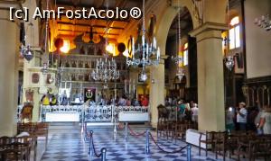 [P23] Imagine din interiorul Catedralei Mitropolitane din Corfu Town cu altarul, catapesteasma, 'templonul' (elementul arhitectural bizantin care separă altarul de nava bisericii) şi cu turiştii care (în partea dreaptă) stau la coada pentru a ajunge la racla cu moaştele Sfintei Teodora.  » foto by Lucien
 - 
<span class="allrVoted glyphicon glyphicon-heart hidden" id="av747213"></span>
<a class="m-l-10 hidden" id="sv747213" onclick="voting_Foto_DelVot(,747213,10697)" role="button">șterge vot <span class="glyphicon glyphicon-remove"></span></a>
<a id="v9747213" class=" c-red"  onclick="voting_Foto_SetVot(747213)" role="button"><span class="glyphicon glyphicon-heart-empty"></span> <b>LIKE</b> = Votează poza</a> <img class="hidden"  id="f747213W9" src="/imagini/loader.gif" border="0" /><span class="AjErrMes hidden" id="e747213ErM"></span>